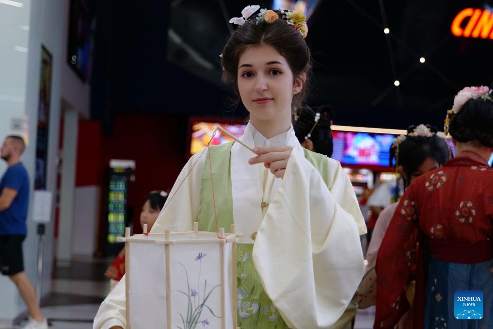 A Serbian student presents Hanfu costume during a Chinese culture event in the north-central Serbian city of Novi Sad, Sept. 23, 2023. This cultural event was hosted on Saturday by the Confucius Institute at the University of Novi Sad, attracting many local citizens.(Photo: Xinhua)