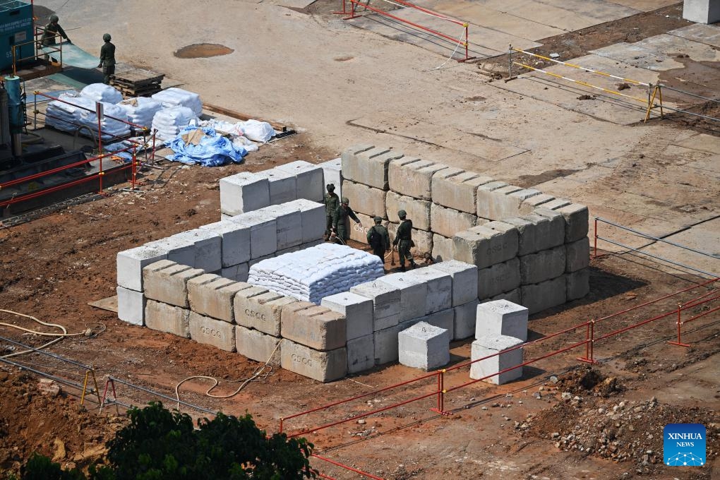 Members of the Singapore Armed Forces (SAF) prepare for the disposal of a 100-kilogram unexploded World War II bomb at a construction site in Singapore, Sept. 26, 2023. Singapore's military on Tuesday detonated an unexploded World War II bomb after evacuating over 4,000 residents nearby.(Photo: Xinhua)