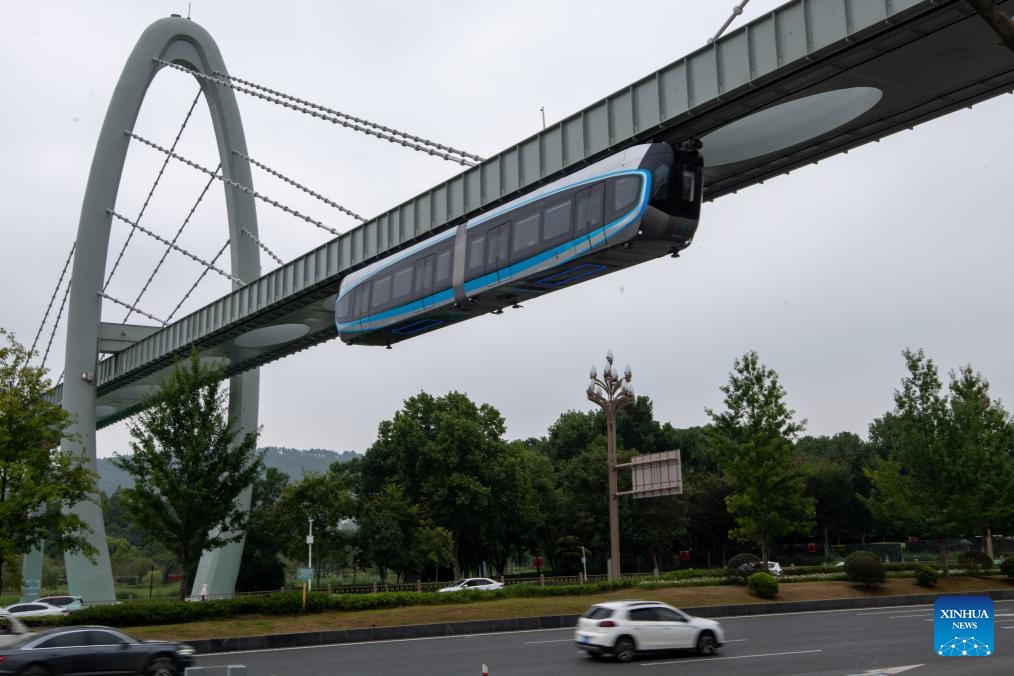 This aerial photo taken on Sept. 26, 2023 shows a new suspended monorail line in operation in Wuhan, central China's Hubei Province. China's first commercial suspended monorail line opened to the public on Tuesday in Wuhan, capital of central China's Hubei Province. The suspended monorail line operates for 12 hours every day, with a monorail departing every 10 minutes.(Photo: Xinhua)