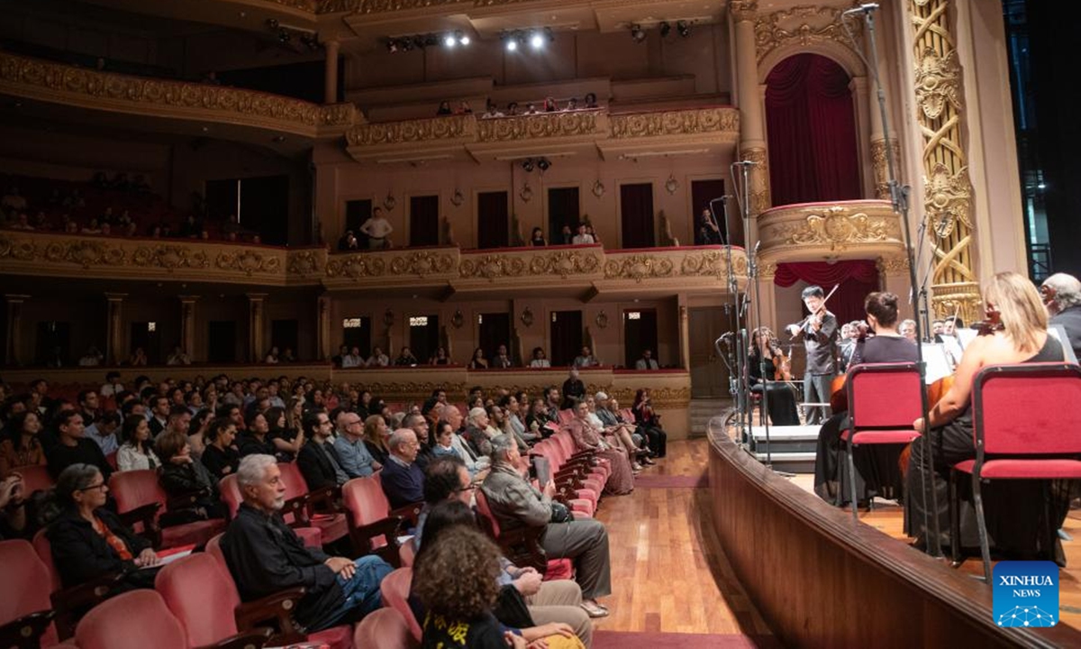 Audience enjoy the performance of Du Xuan, the concertmaster of Symphony Orchestra of China National Opera House, at the Municipal Theatre of Rio de Janeiro in Brazil, Sept. 28, 2023. On Friday night, Du Xuan played The Butterfly Lovers with Brazilian Symphony Orchestra, showcasing the charm of Chinese culture and art. (Xinhua/Wang Tiancong)


