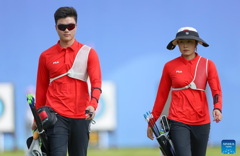 Wei Shaoxuan (L) and Hailigan of China compete during the Recurve Mixed Team 1/8 Elimination of Archery between team China and team China's Hong Kong at the 19th Asian Games in Hangzhou, east China's Zhejiang Province, Oct. 2, 2023. (Xinhua/Meng Chenguang)