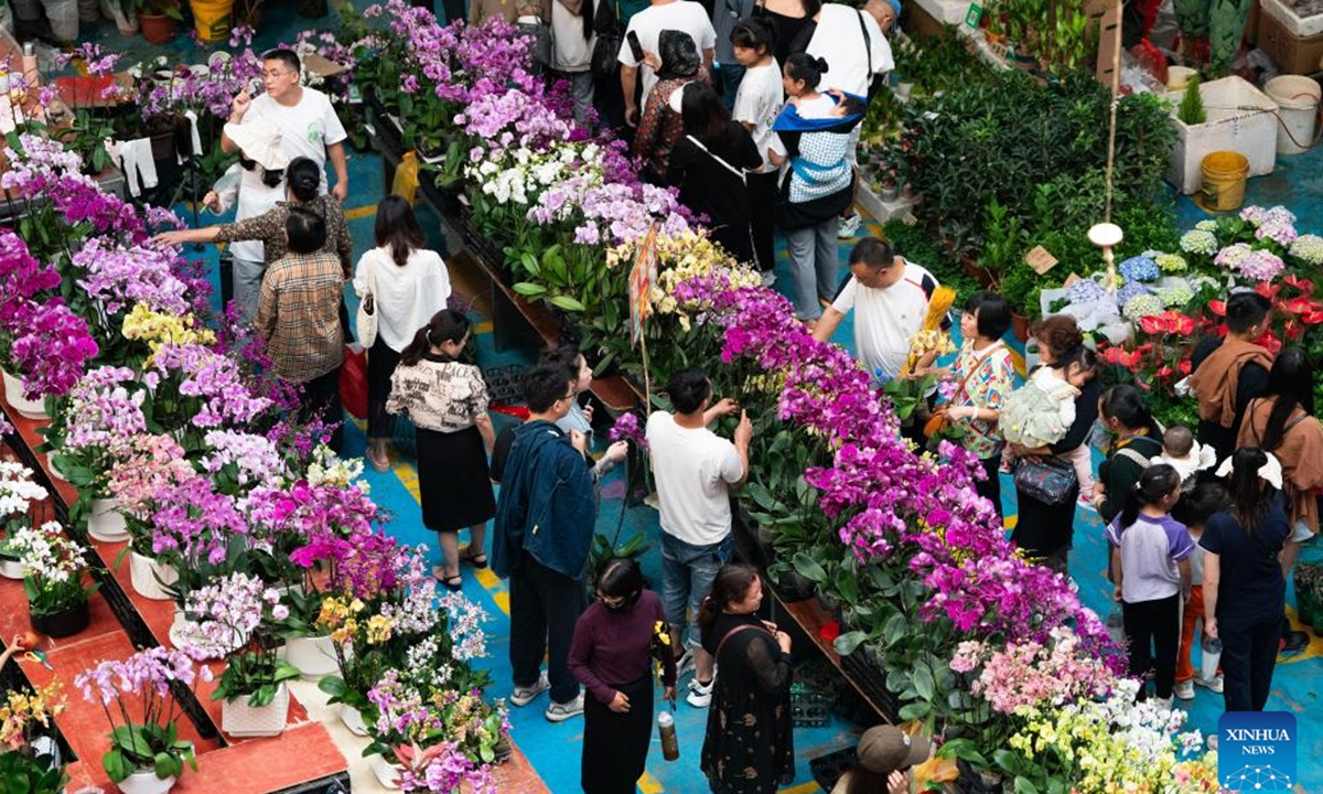People visit Dounan Flower Market during the Mid-Autumn Festival and National Day holiday in Kunming, southwest China's Yunnan Province, Oct. 5, 2023. (Xinhua/Chen Xinbo)




