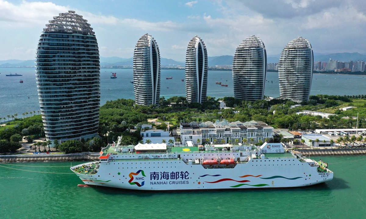 This aerial photo taken on Oct. 1, 2023 shows a cruise ship harboring at a port in Sanya, south China's Hainan Province. (Xinhua/Guo Cheng)








