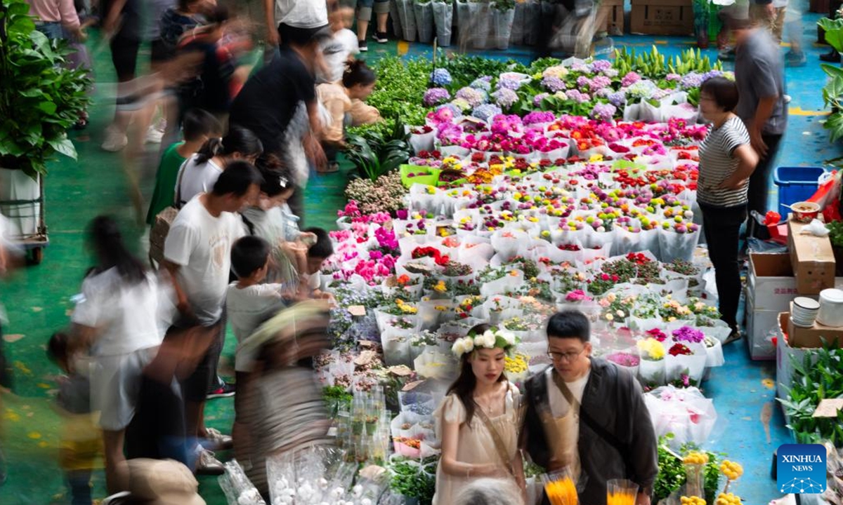 People visit Dounan Flower Market during the Mid-Autumn Festival and National Day holiday in Kunming, southwest China's Yunnan Province, Oct. 5, 2023. (Xinhua/Chen Xinbo)




