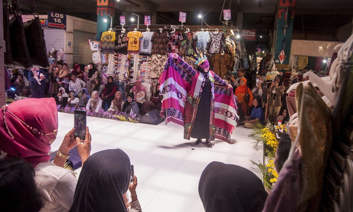 A merchant participates in the Bringharjo Fashion Day at Bringharjo Market in Yogyakarta, Indonesia, Oct. 5, 2023. (Photo by Agung Supriyanto/Xinhua)

