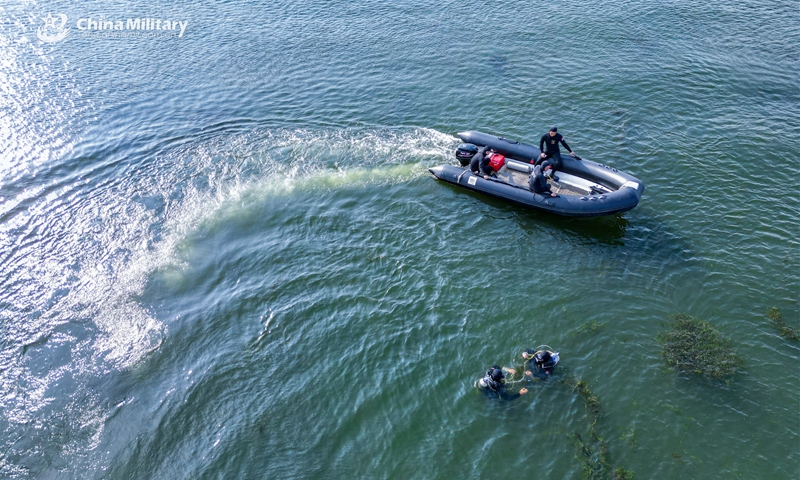 Frogmen assigned to a mine countermeasures (MCM) detachment of the navy under the PLA Eastern Theater Command prepare to dive into waters during an explosive ordnance disposal and diving training exercise on September 17, 2023. (eng.chinamil.com.cn/Photo by Guo Qun)