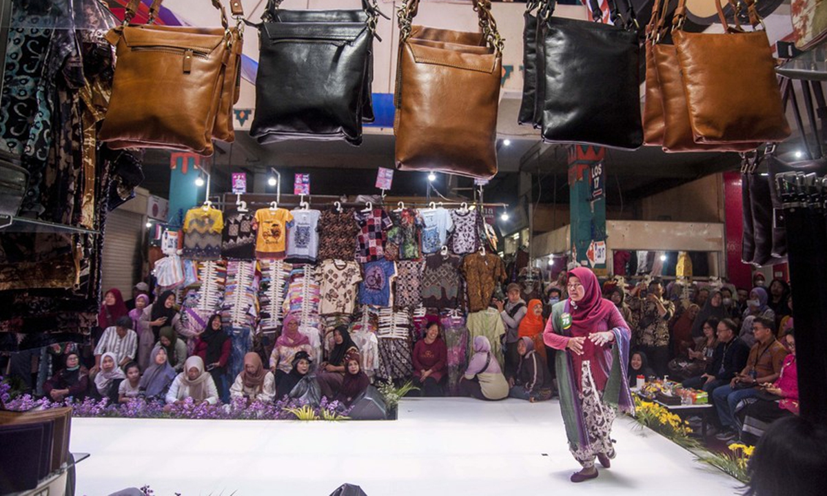 A merchant participates in the Bringharjo Fashion Day at Bringharjo Market in Yogyakarta, Indonesia, Oct. 5, 2023. (Photo by Agung Supriyanto/Xinhua)

