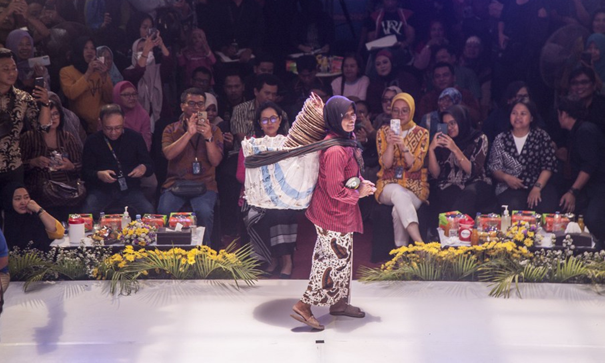 A merchant participates in the Bringharjo Fashion Day at Bringharjo Market in Yogyakarta, Indonesia, Oct. 5, 2023. (Photo by Agung Supriyanto/Xinhua)

