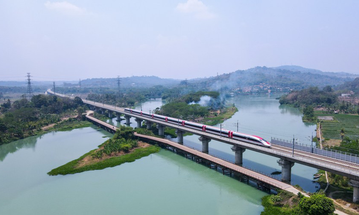 This aerial photo taken on Sept. 30, 2023 shows a high-speed electrical multiple unit (EMU) train of the Jakarta-Bandung High-Speed Railway running in Purwakarta, Indonesia. (Xinhua/Xu Qin)





