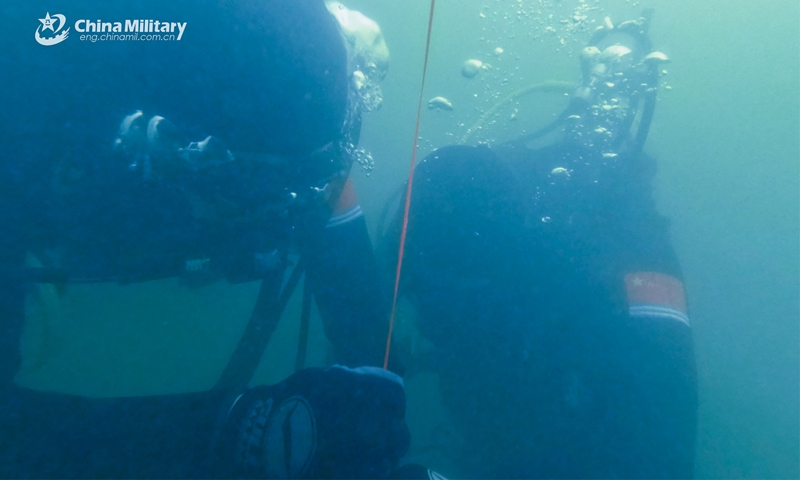 Frogmen assigned to a mine countermeasures (MCM) detachment of the navy under the PLA Eastern Theater Command conduct mine detection and disposal dive during an explosive ordnance disposal and diving training exercise on September 17, 2023. (eng.chinamil.com.cn/Photo by Guo Qun)