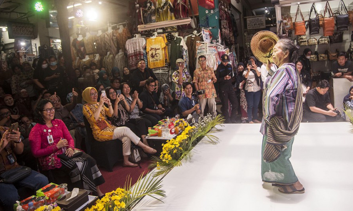 A merchant participates in the Bringharjo Fashion Day at Bringharjo Market in Yogyakarta, Indonesia, Oct. 5, 2023. (Photo by Agung Supriyanto/Xinhua)

