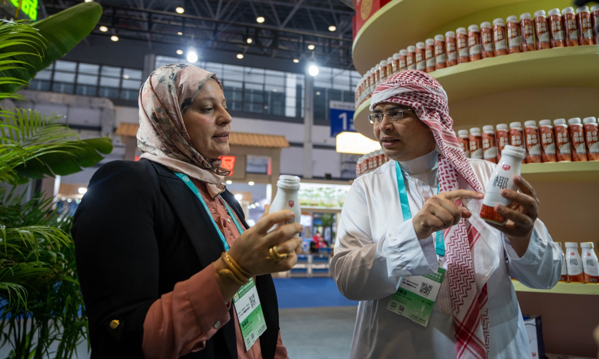 Two customers communicate about coconut drinks.  Photo: Yuan Chen