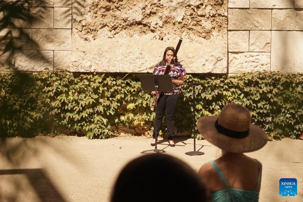 Visitors enjoy artist performance to celebrate Indigenous Peoples' Day in Los Angeles, California, the United States, Oct. 7, 2023. A series of cultural activities were held Saturday at Getty Center in Los Angeles to celebrate Indigenous Peoples' Day.(Photo: Xinhua)