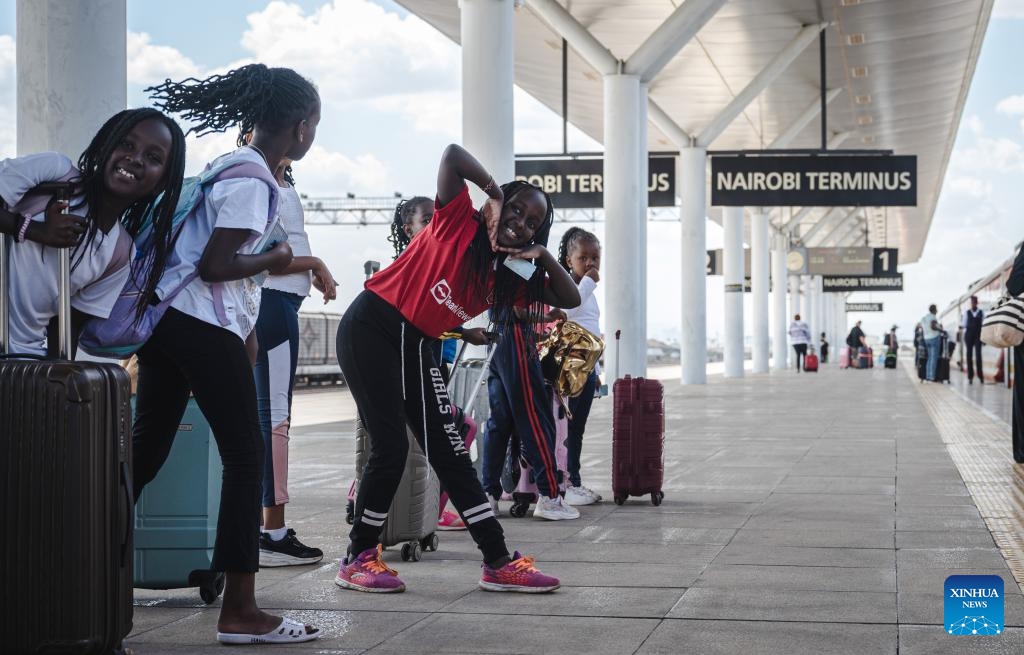 Children wait to board a train at the Nairobi Station of the Mombasa-Nairobi Railway in Nairobi, Kenya, Oct. 6, 2023(Photo: Xinhua)