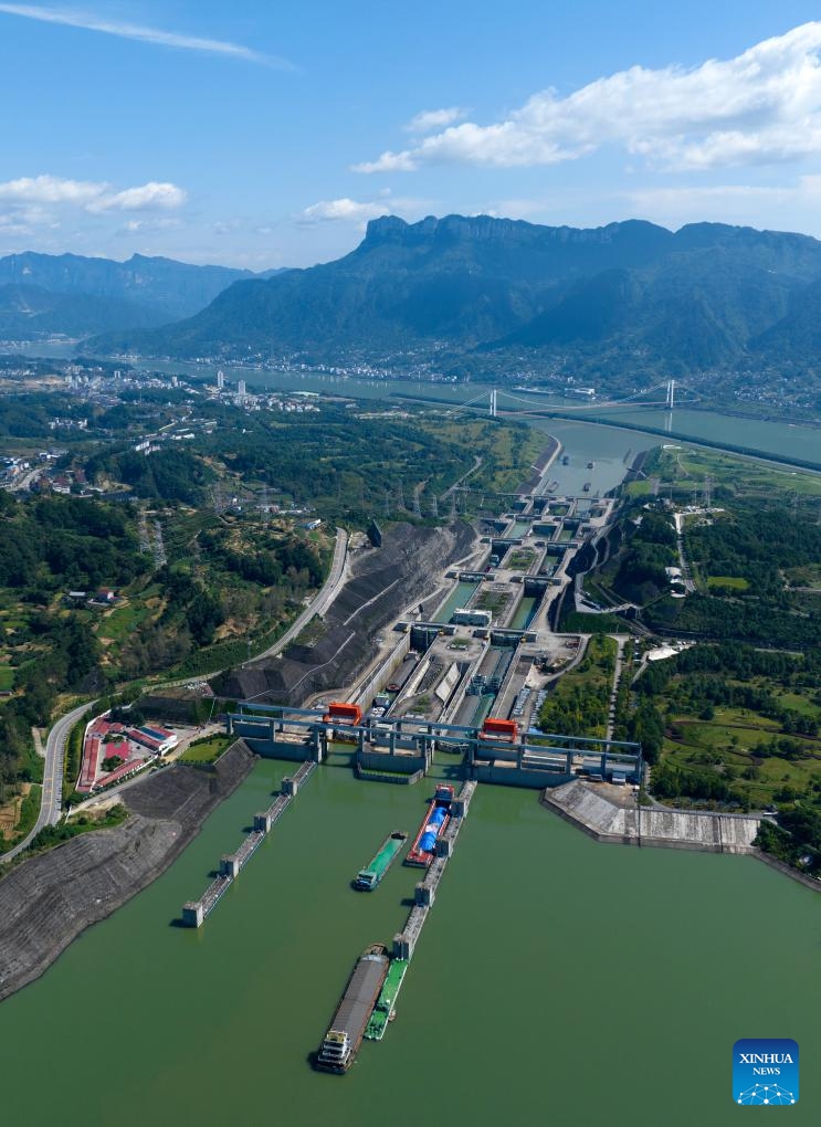 This aerial photo taken on Oct. 8, 2023 shows ships passing through the five-tier ship locks of the Three Gorges Dam in Yichang, central China's Hubei Province. The cargo throughput through the ship lock of the Three Gorges Dam, part of the world's largest hydropower project, totaled 127 million tonnes in the first three quarters this year, up 10.02 percent year on year, data showed Sunday.(Photo: Xinhua)