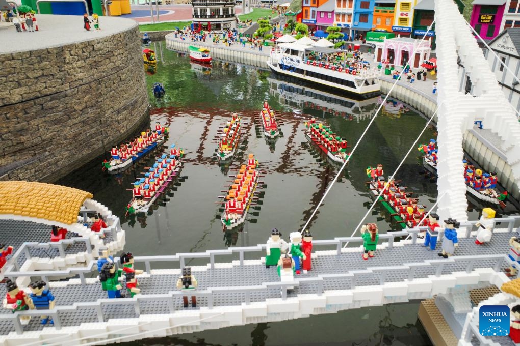 This photo taken on Oct. 6, 2023 shows a scenario of dragon boat racing built with Lego bricks displayed at Legoland Malaysia in Johor Bahru, Malaysia.(Photo: Xinhua)