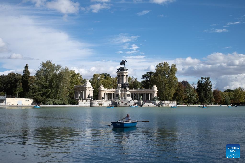 A man paddles in a pond in the El Retiro Park in Madrid, Spain, Oct. 4, 2020. The train service from the Chinese small commodity hub of Yiwu to the European commodity center of Madrid was officially launched in November 2014, spanning eight countries in Eurasia with a total length of more than 13,000 kilometers.(Photo: Xinhua)