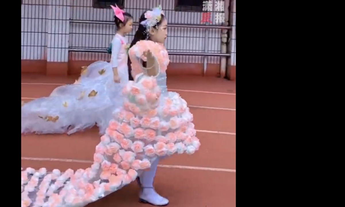 Recently, a primary school in Changsha, Central China's Hunan Province, held an eco-friendly fashion show, where a mother spent three days sewing a dress made of 999 paper roses, attracting widespread attention.Photo: web