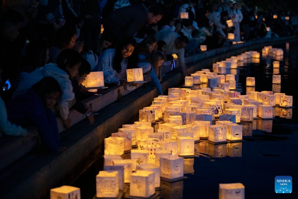 People set afloat lanterns on water during the water lantern festival held in Foster City in California, the United States, Oct. 8, 2023.(Photo: Xinhua)