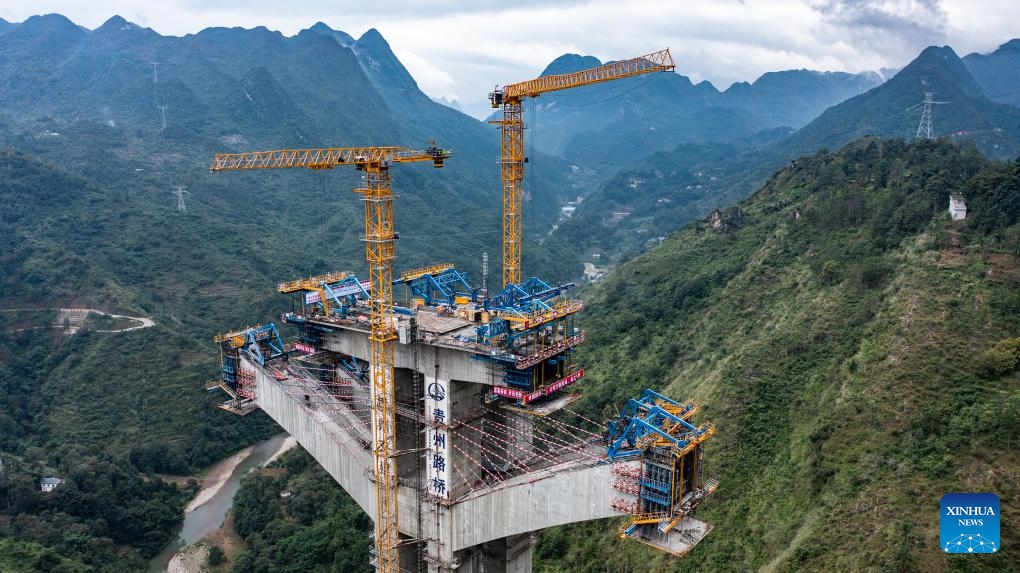 This aerial photo taken on Oct. 9, 2023 shows the construction site of Liuzhi grand bridge on Nayong-Qinglong Expressway in southwest China's Guizhou Province. The 162.2-kilometer Nayong-Qinglong Expressway will allow vehicles to run at 100 kilometers per hour when accomplished.(Photo: Xinhua)