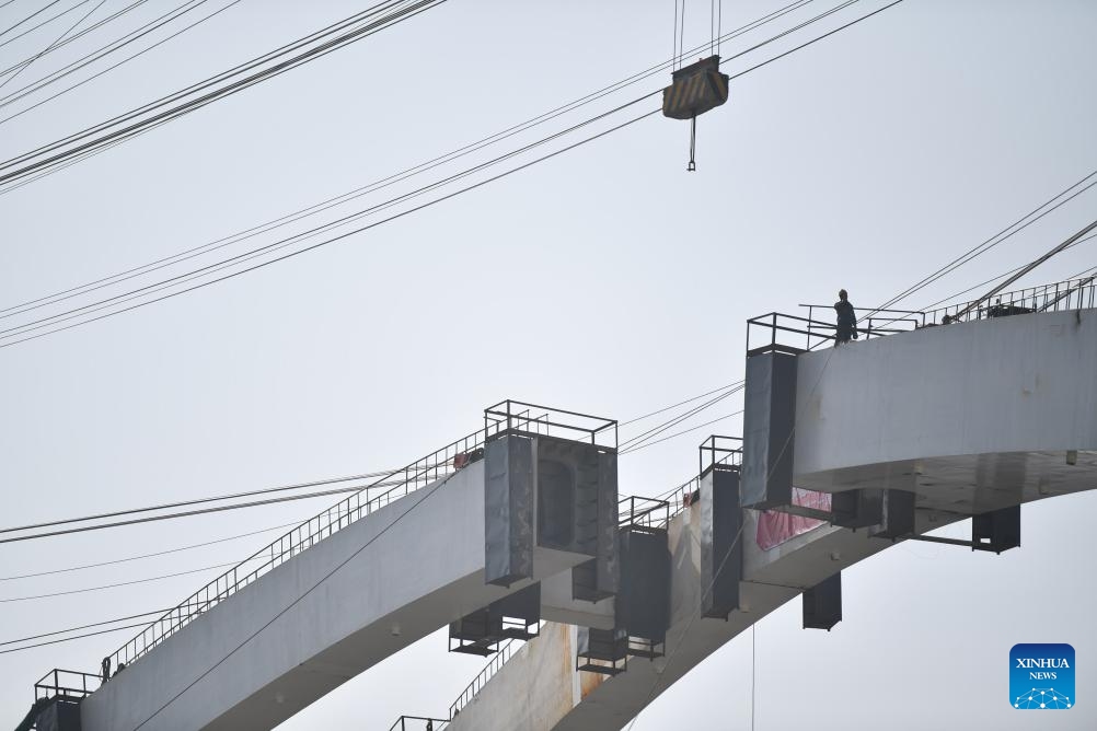 This photo taken on Oct. 10, 2023 shows the construction site of Dongzhuang water control project Jinghe River grand bridge in northwest China's Shaanxi Province. The bridge, which has a total length of 284 meters, saw its main arch closed on Tuesday. The bridge will not only improve traffic, but also serve as a key tourist landmark.(Photo: Xinhua)