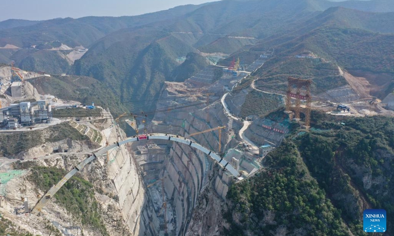 This aerial photo taken on Oct. 10, 2023 shows the construction site of Dongzhuang water control project Jinghe River grand bridge (L, bottom) in northwest China's Shaanxi Province. The bridge, which has a total length of 284 meters, saw its main arch closed on Tuesday. The bridge will not only improve traffic, but also serve as a key tourist landmark.(Photo: Xinhua)