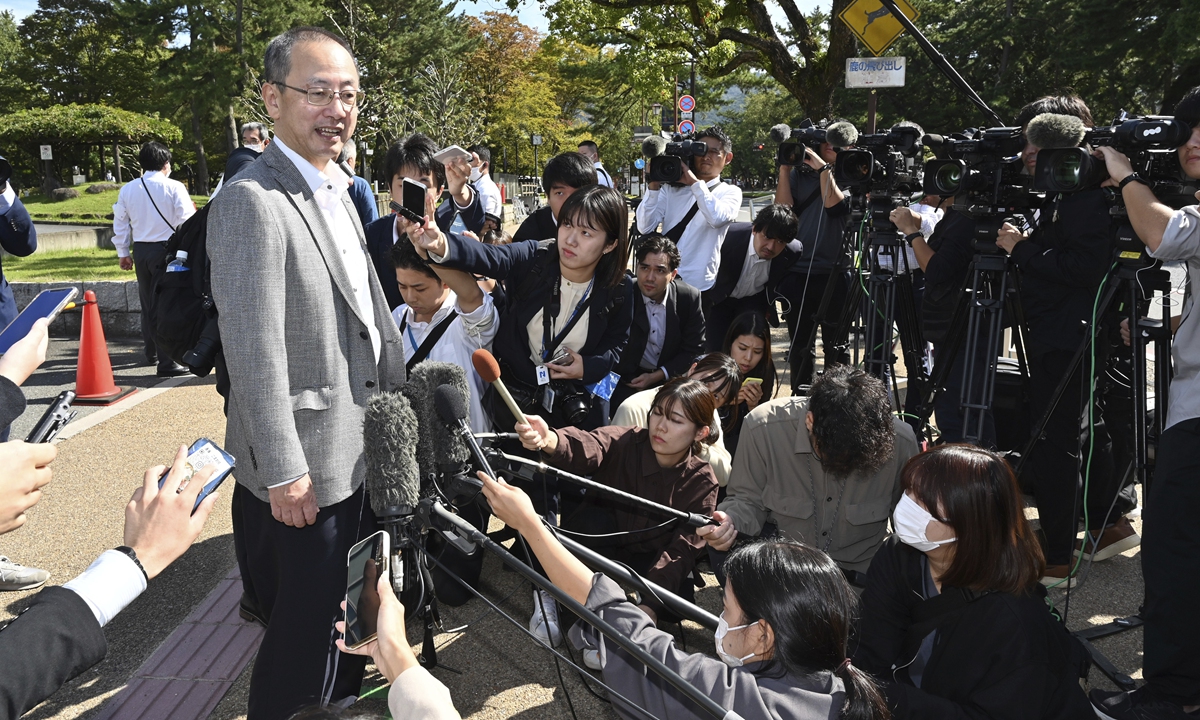 Takashi Fujimoto, a lawyer, speaks to media in front of the Nara district court on October 13, 2023 after attending the pretrial conference for Tetsuya Yamagami, the suspect behind the fatal shooting of former Japanese prime minister Shinzo Abe on July 8, 2022. Photo: VCG