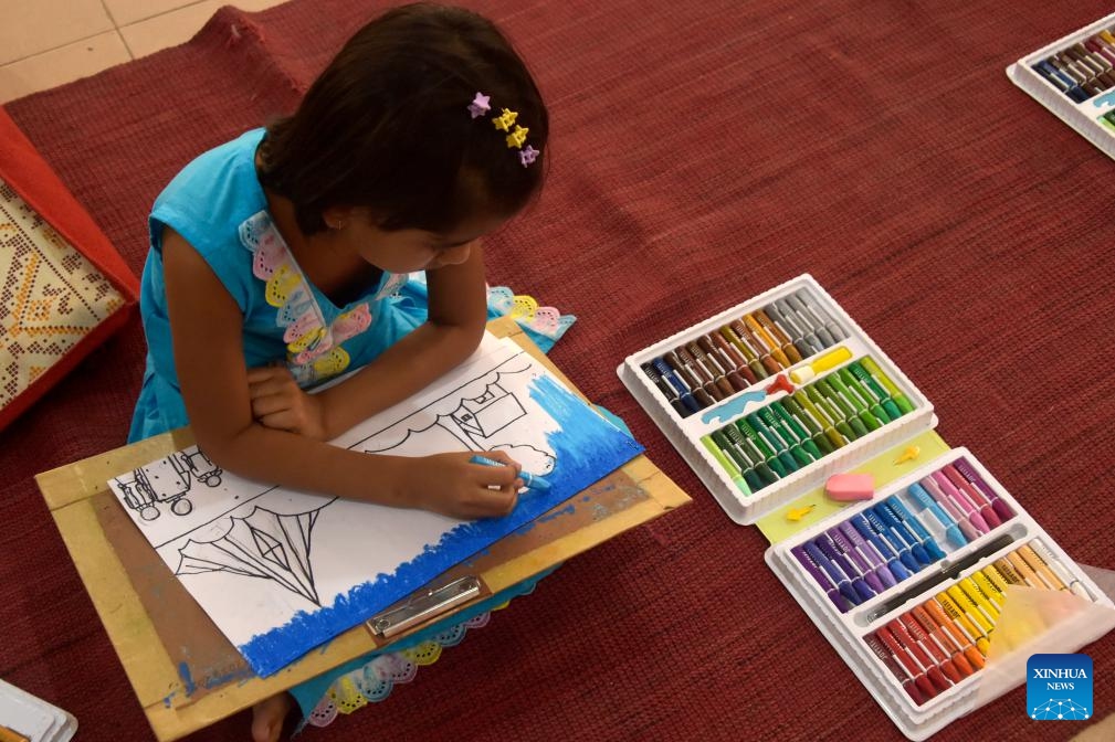 A child draws during the 22nd Dreamland China Bangladesh Children Art Competition-2023 in Dhaka, Bangladesh, on Oct. 8, 2023. At the event, some 350 Bangladeshi children and juveniles depicted China in their drawings, featuring the Chinese national flag, the Great Wall and the Chinese-built Padma Bridge.(Photo: Xinhua)