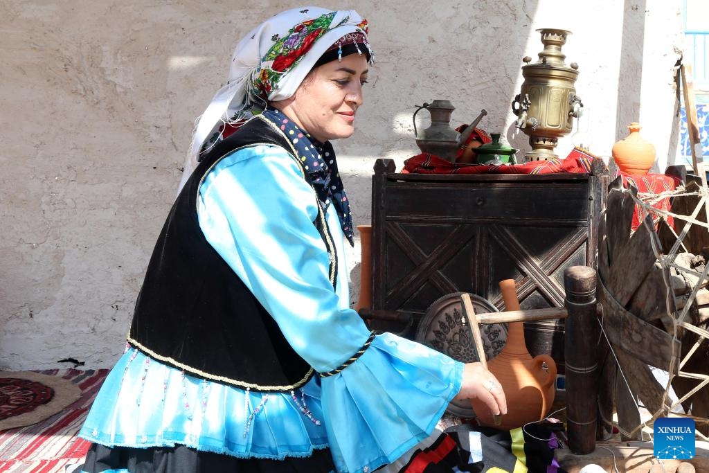 A woman demonstrates textile techniques during a traditional cultural event in Tehran, Iran, Oct. 10, 2023.(Photo: Xinhua)