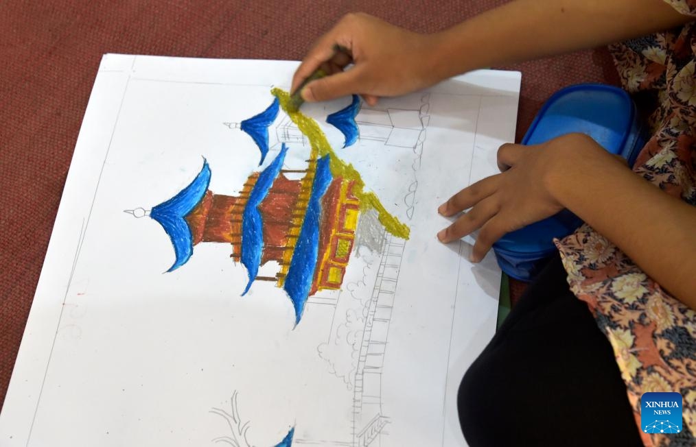 A child draws during the 22nd Dreamland China Bangladesh Children Art Competition-2023 in Dhaka, Bangladesh, on Oct. 8, 2023. At the event, some 350 Bangladeshi children and juveniles depicted China in their drawings, featuring the Chinese national flag, the Great Wall and the Chinese-built Padma Bridge.(Photo: Xinhua)