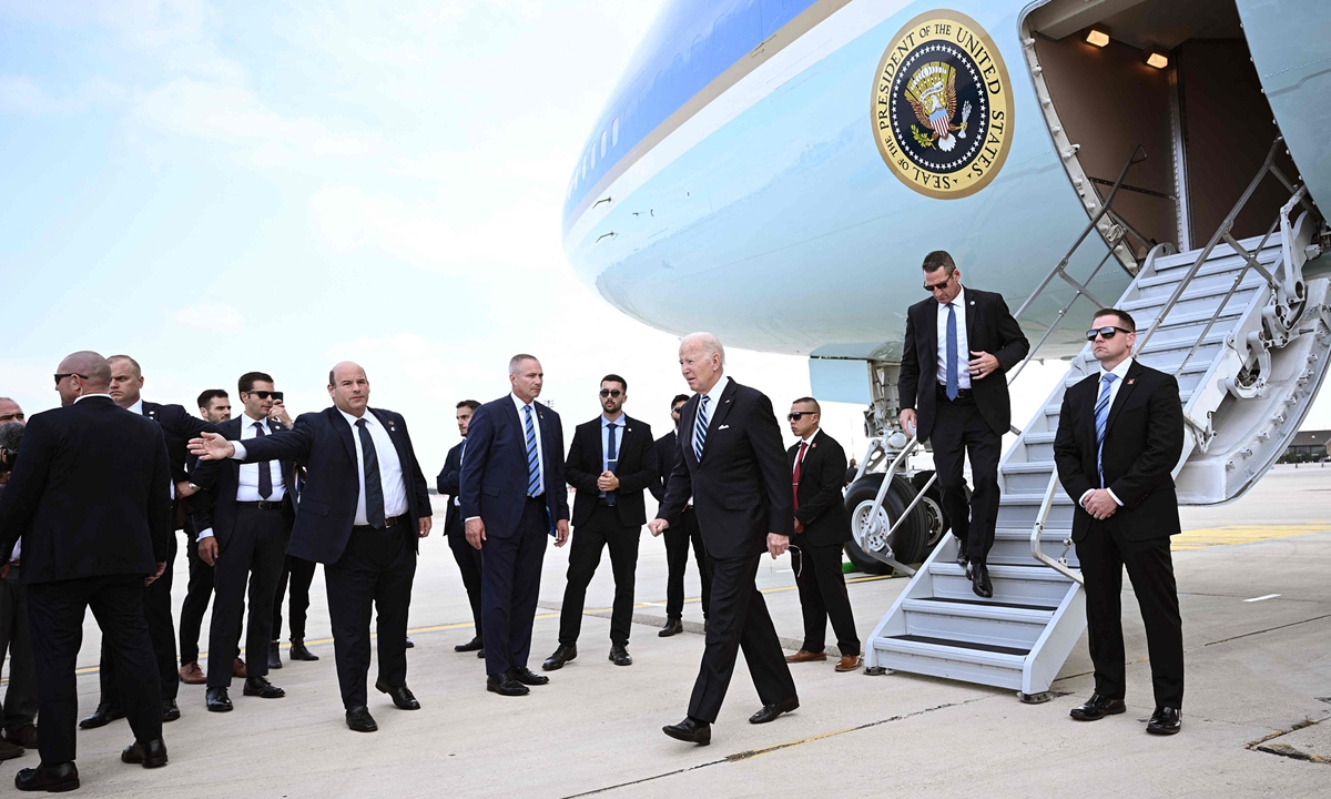 US President Joe Biden disembarks upon his arrival at Tel Aviv's Ben Gurion airport on October 18, 2023. Photo: VCG