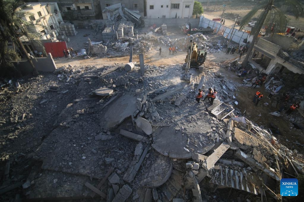 People search for survivors among the rubble of a building destroyed in Israeli airstrikes in the southern Gaza Strip city of Rafah, on Oct. 16, 2023. At least 2,750 Palestinians were killed by the Israeli army in Gaza, while in Israel, the death toll was at least 1,284 as of Sunday, according to official figures from the two sides.(Photo: Xinhua)