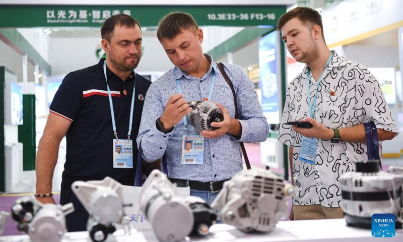 Russian buyers learn about vehicle components at the 134th session of the China Import and Export Fair in Guangzhou, south China's Guangdong Province, Oct. 15, 2023. The 134th session of the China Import and Export Fair, also known as the Canton Fair, has attracted exhibitors and buyers from across the globe.(Photo: Xinhua)