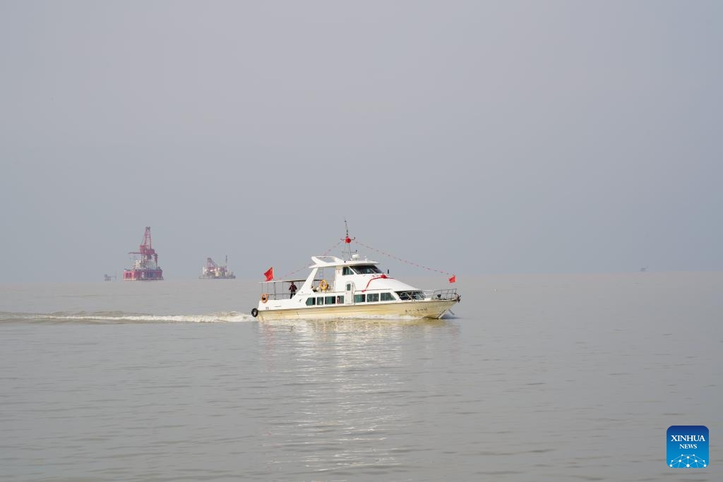 A sightseeing boat sails at the Yellow River estuary in Dongying, east China's Shandong Province, Oct. 12, 2023. The Yellow River, the second longest river in China, originates on the Qinghai-Tibet Plateau and empties into the Bohai Sea from Dongying City.(Photo: Xinhua)