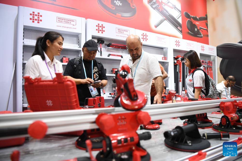 A buyer from Iraq visits a booth at the 134th session of the China Import and Export Fair in Guangzhou, south China's Guangdong Province, Oct. 16, 2023. The 134th session of the China Import and Export Fair, also known as the Canton Fair, has attracted exhibitors and buyers from across the globe. (Photo: Xinhua)