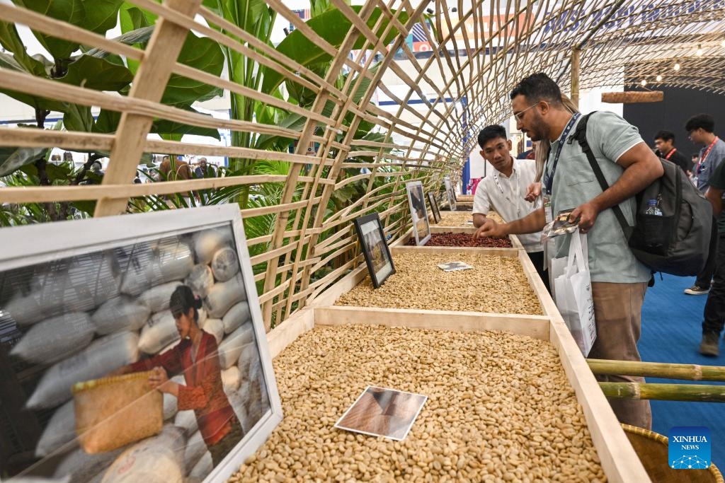 A visitor selects products on display during Indonesia Trade Expo 2023 in Tangerang of Banten province, Indonesia, on Oct. 18, 2023. The five-day expo presents exhibits from various industrial sectors including mining, agriculture and crafts.(Photo: Xinhua)