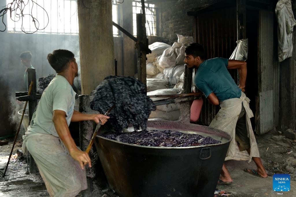 Workers color cloth in traditional method at a factory in Narayanganj, Bangladesh, Oct. 17, 2023.(Photo: Xinhua)