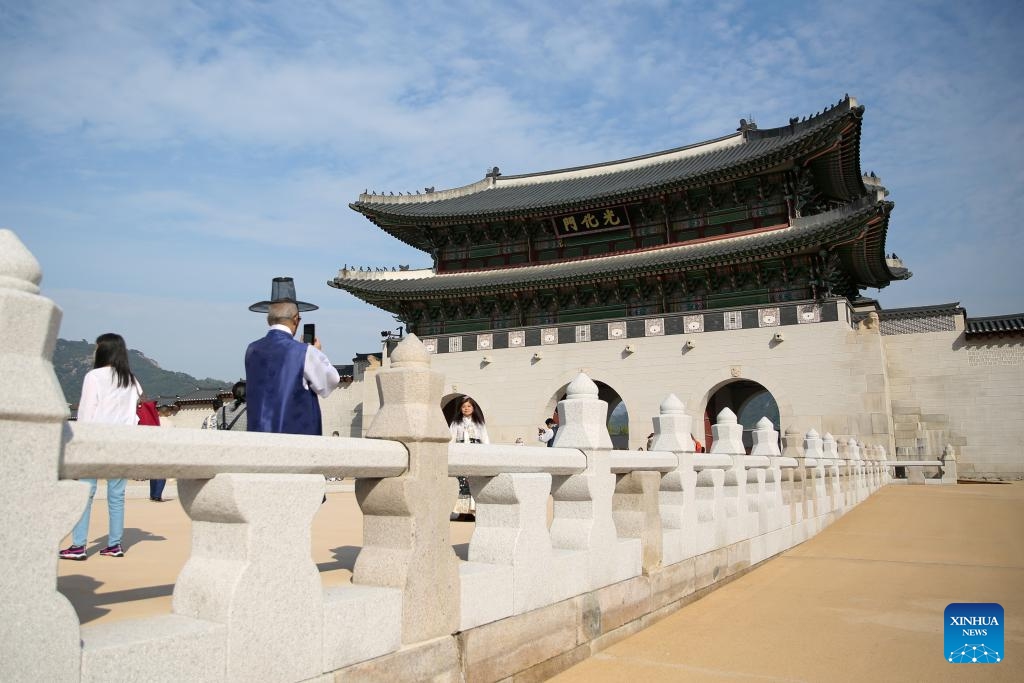 Tourists visit and take photos of Gwanghwamun, the largest gate of Gyeongbokgung Palace in Seoul, South Korea, Oct. 18, 2023. Gyeongbokgung Palace's Gwanghwamun gate has opened to the public after being restored to its original state for the first time.(Photo: Xinhua)