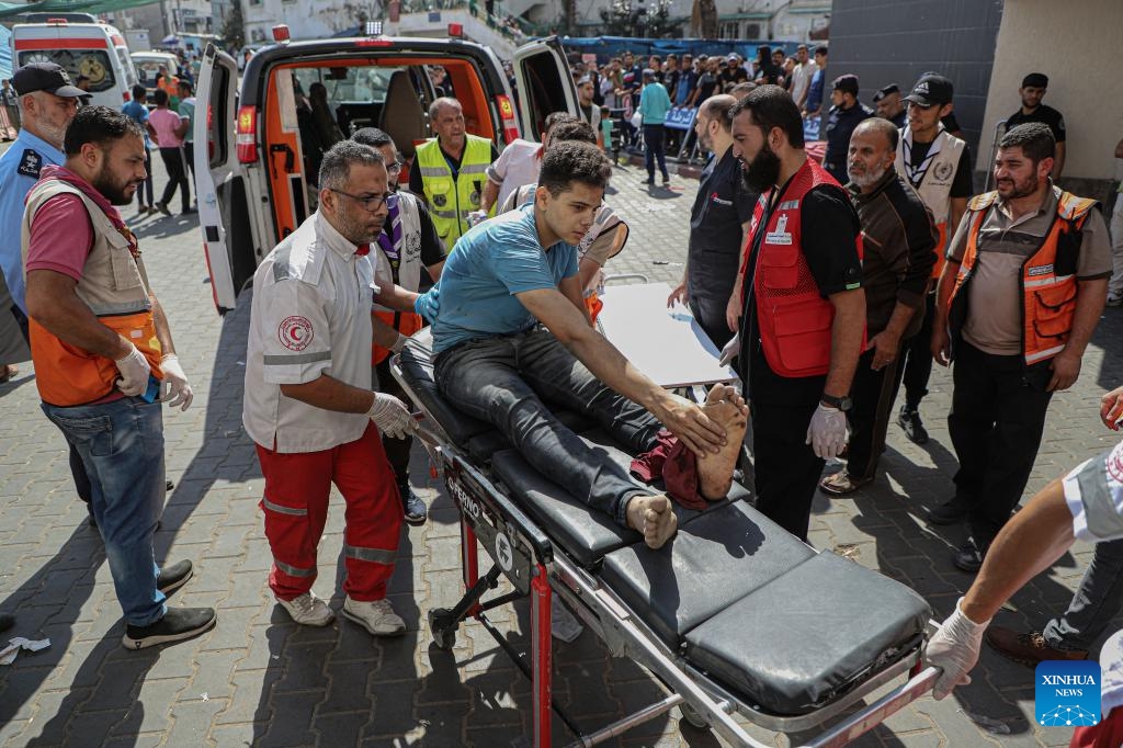 Medical staff transfer an injured man at a hospital after Israeli airstrikes in Gaza City, Oct. 17, 2023. Since the bloody conflict between Hamas and Israel began on Oct. 7, a total of 2,808 Palestinians have been killed and 10,850 others wounded, according to figures released by the Hamas-run health ministry.(Photo: Xinhua)