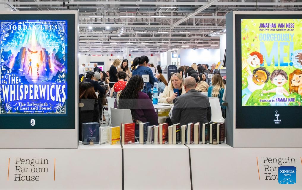 People visit the 75th Frankfurt Book Fair in Frankfurt, Germany, Oct. 18, 2023. The 75th Frankfurt Book Fair opened its doors to visitors on Wednesday. The book fair focuses on the most pressing issues related to literature and society, its organizers said.(Photo: Xinhua)