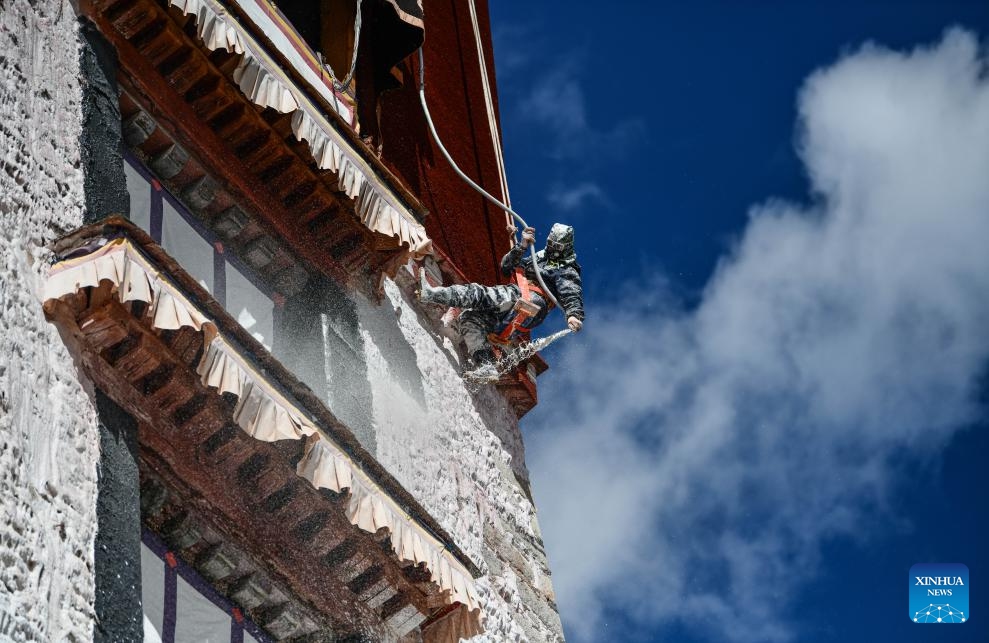 A worker paints the wall of the Potala Palace during an annual renovation of the ancient architectural complex in Lhasa, southwest China's Tibet Autonomous Region, Oct. 18, 2023.(Photo: Xinhua)