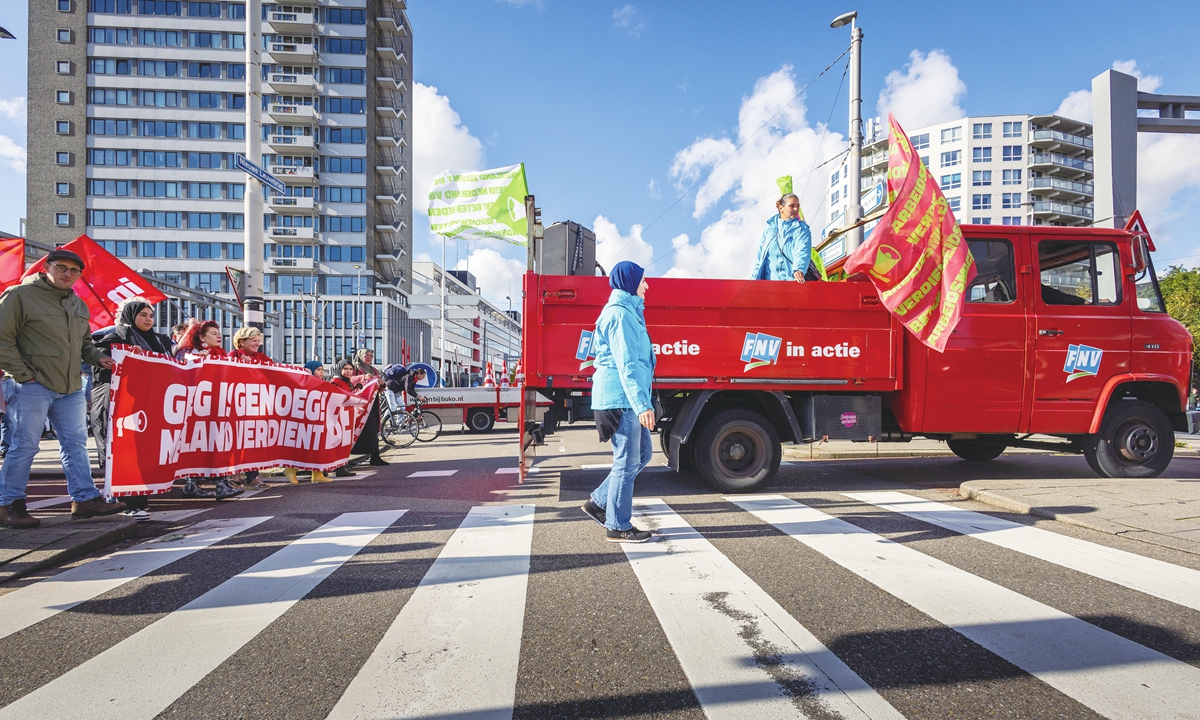 Participants of the Netherlands Trade Union Confederation march against poverty in Rotterdam on October 22, 2023. The union traveled throughout the Netherlands for a week to draw attention to poverty and financial worries. Photo: AFP