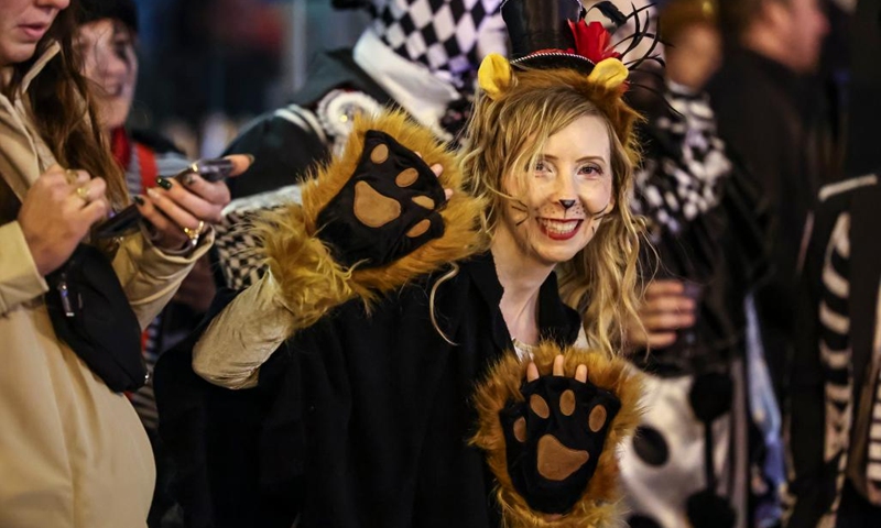 A costumed spectator is pictured at the Art in the Dark Halloween Parade on State Street in downtown Chicago, the United States, Oct. 21, 2023. (Photo: Xinhua)