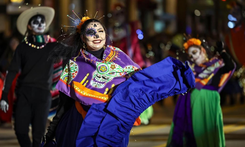 Mexican dancers are pictured at the Art in the Dark Halloween Parade on State Street in downtown Chicago, the United States, Oct. 21, 2023. (Photo: Xinhua)