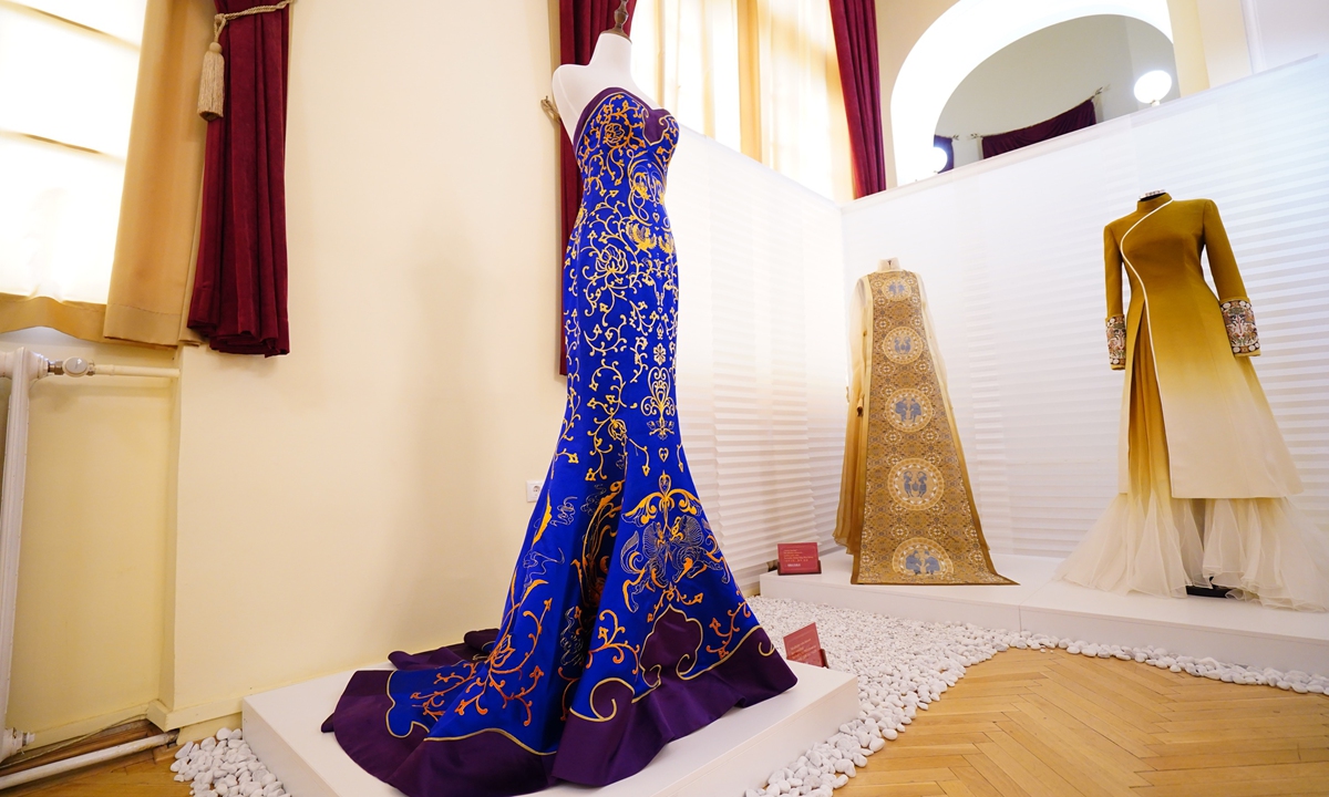 An exquisite dress with traditional Chinese patterns and motifs is on display at the Hungarian Agricultural Museum. Photo: Courtesy of the China National Silk Museum 