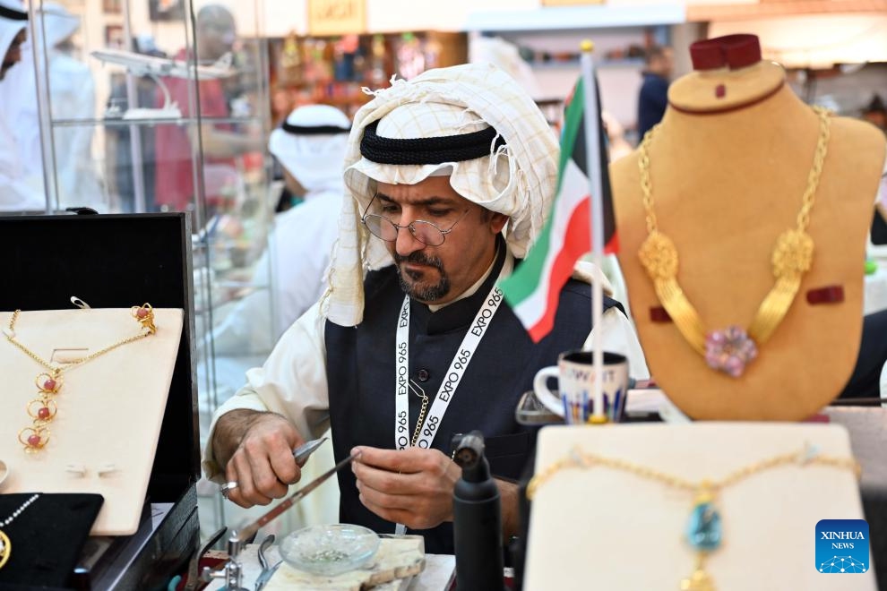 A craftsman makes jewelry during an exhibition featuring craft work which highlights Kuwaiti heritage in Hawalli Governorate, Kuwait, Oct. 22, 2023.(Photo: Xinhua)