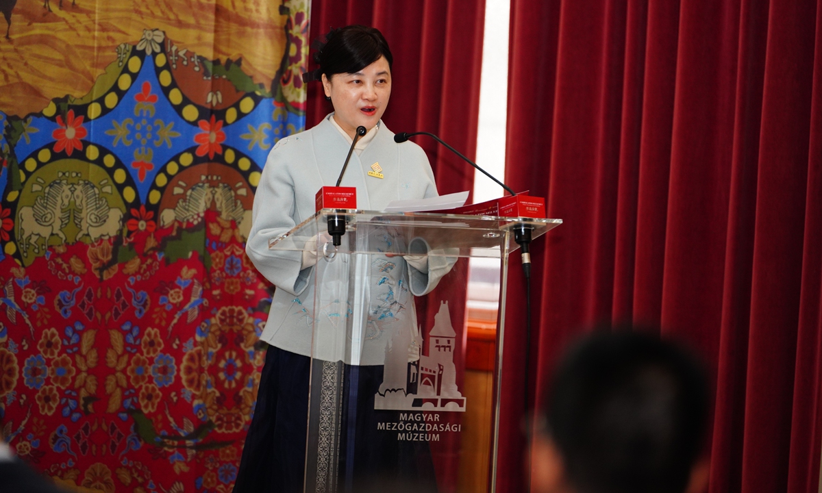 Ji Xiaofen, curator of China National Silk Museum, gives a speech at the event. Photo: Courtesy of the China National Silk Museum