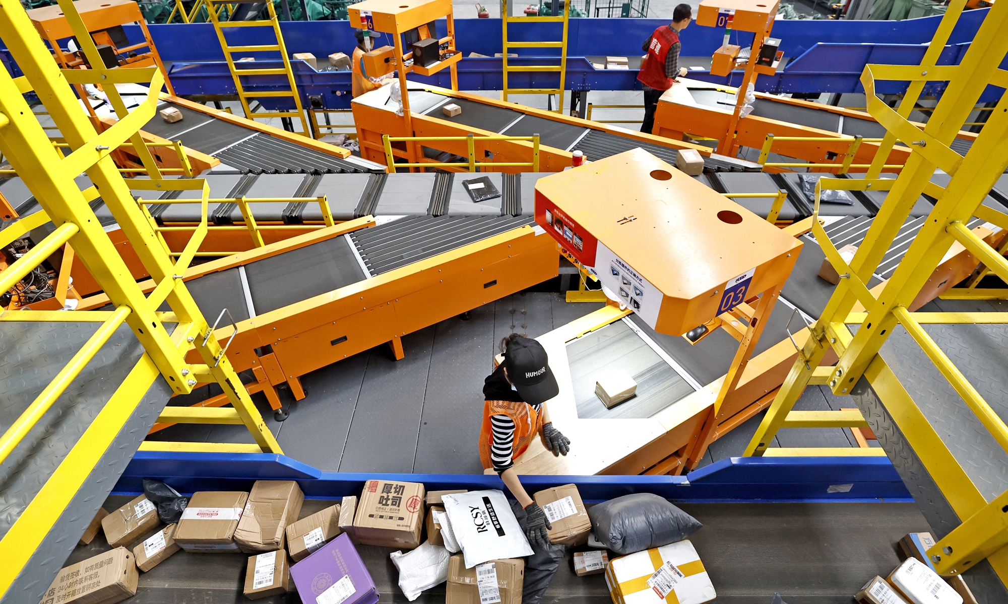 Workers monitor the transfer of parcels through intelligent sorting devices to the corresponding compartments in each village at a logistics center in Xiaogan, Central China's Hubei Province, on October 11, 2023. Photo: IC