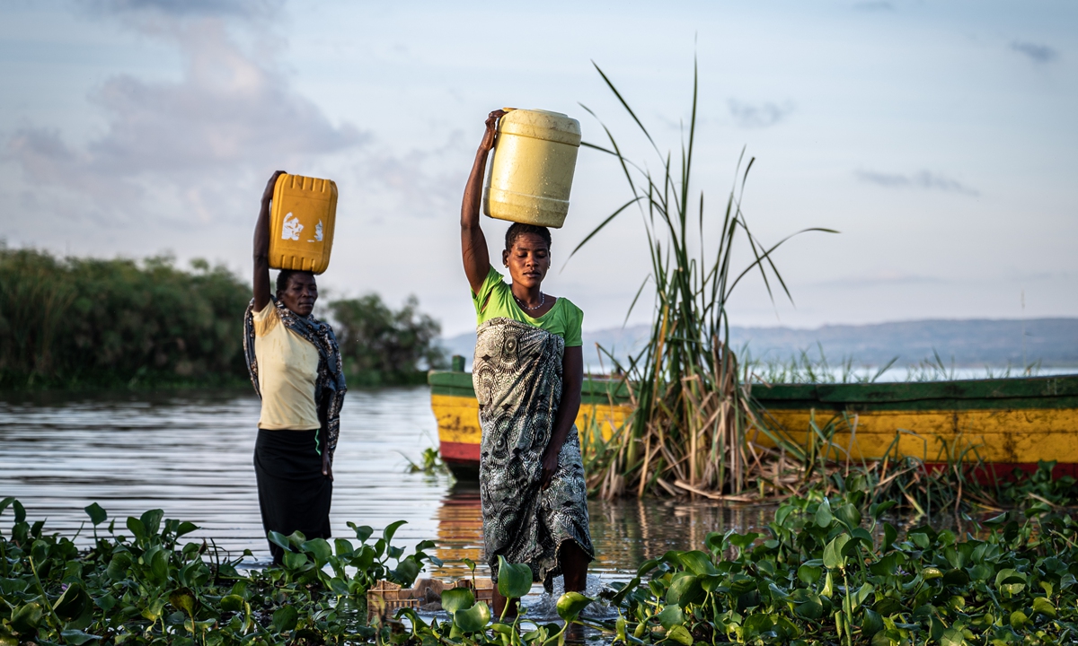 Local villagers collect water near Lake Victoria in Mwanza, Tanzanian, on June 12, 2023. Photo: Xinhua