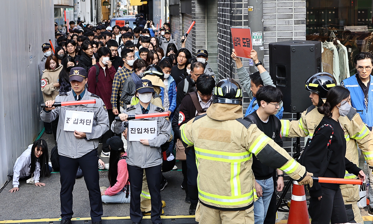 An evacuation drill is conducted near the entrance of the Kondae food street, Seoul, South Korea on October 25, 2023 as the first anniversary of the deadly Itaewon crowd crush approaches. Seoul is on high alert as the Halloween weekend nears, with authorities working to ensure safety measures to prevent overcrowding are correctly implemented. Photo: VCG